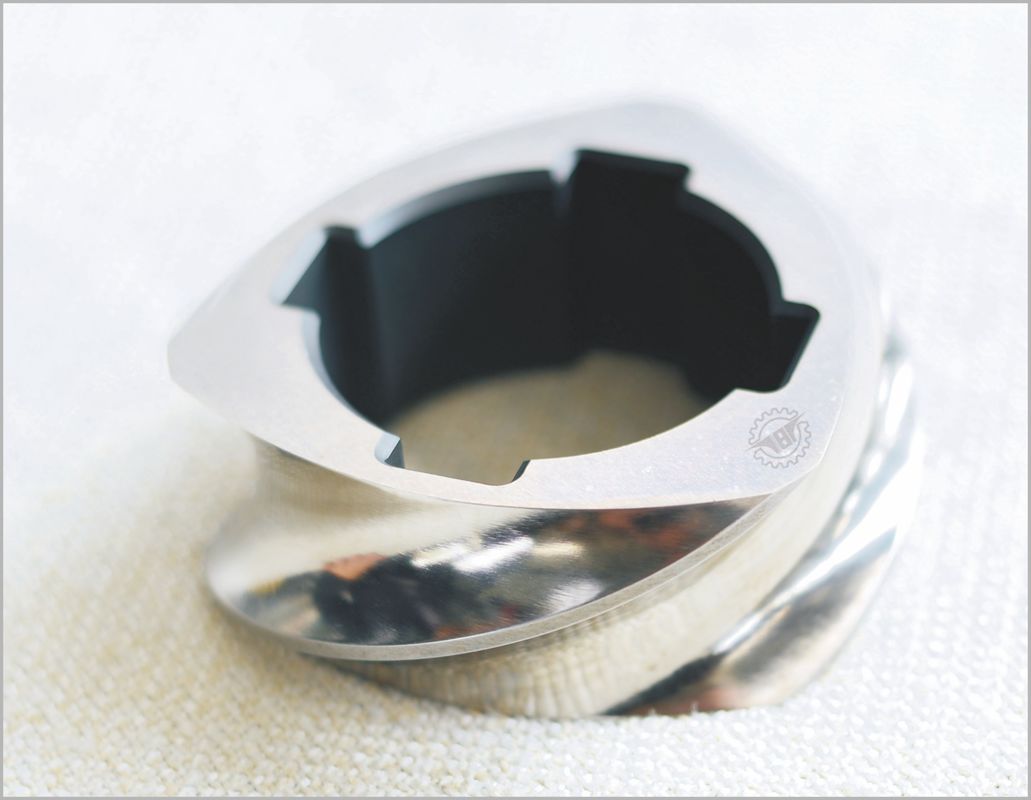 Máquina de extrusão de bichos de três voltas parafusos de cor metálica Uniformidade de corte alta elemento de parafuso de extrusão