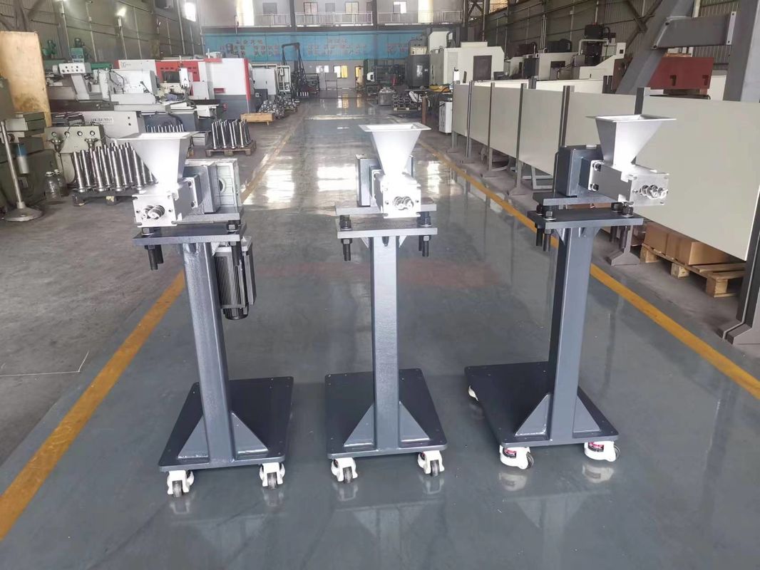 Máquina de parafusos de extrusão de plástico com alimentação lateral giratória vibrante para extrusão de parafusos duplos de 58 mm